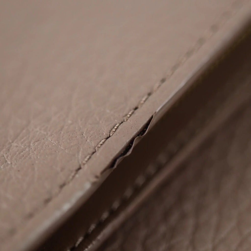 Parnacea Capucines Long LV (Good) Gold Beige Taupe Portefeuille Genuine Fitting Taurillon M62075 Metal Logo Pre-Owned Wallet Leather